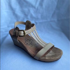 Beige BareTraps Open-Toe Comfortable Wedges  S7.5